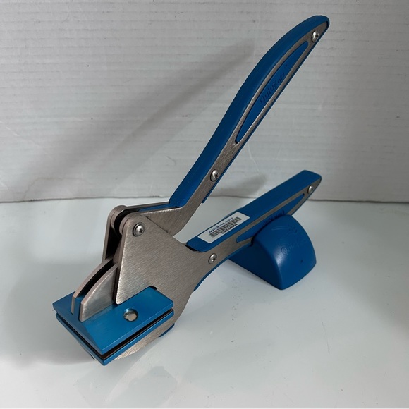 Quickutz BLUE Squeeze die cutting hand tool with cradle & 7-pc dies - Picture 3 of 16